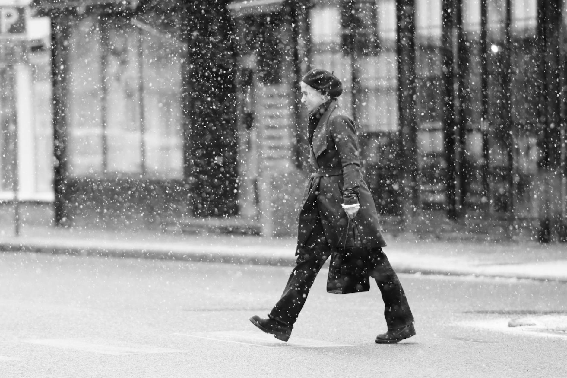 Grupa osób uprawiająca nordic walking w Rypinie i okolicach podczas weekendu