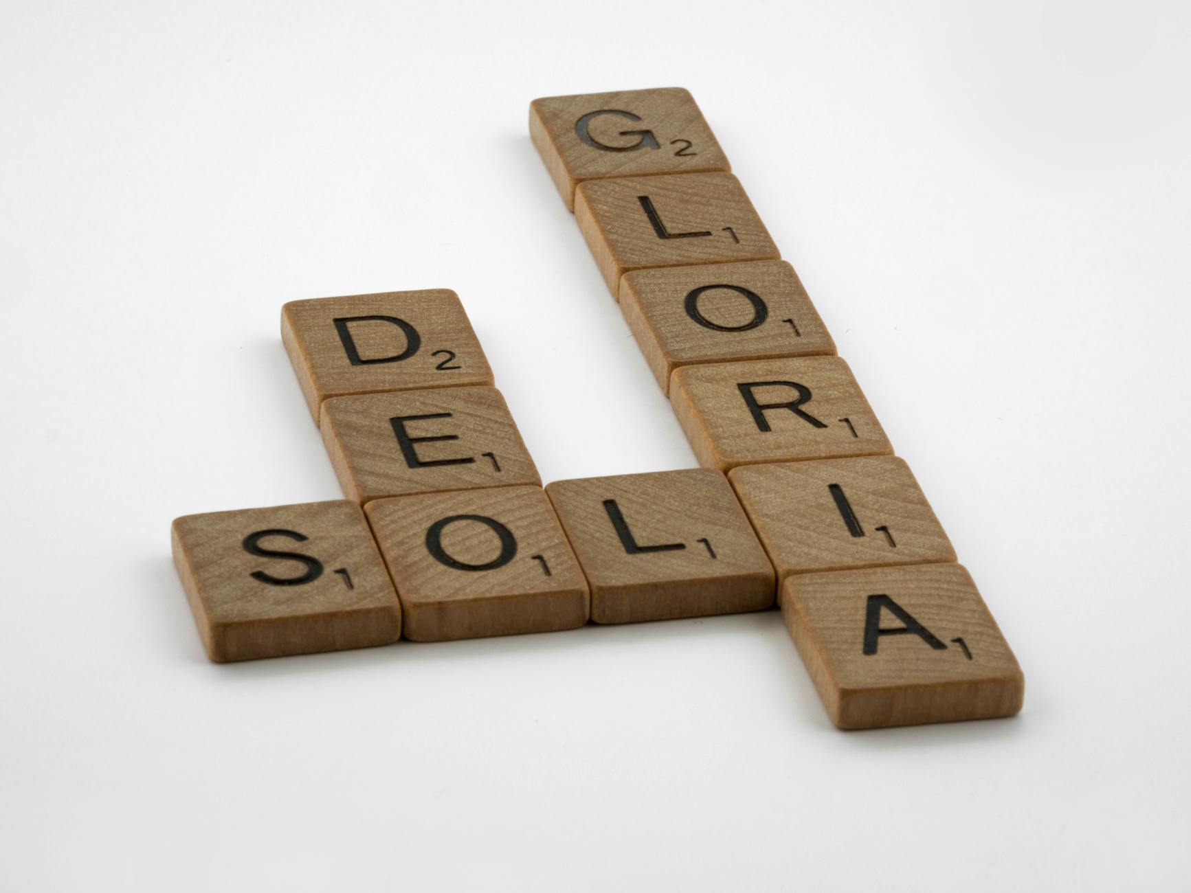 Logo Najwyższej Izby Kontroli (NIK) obok symboli Unii Europejskiej i paczki papierosów, ilustrujące analizę nielegalnego handlu papierosami.