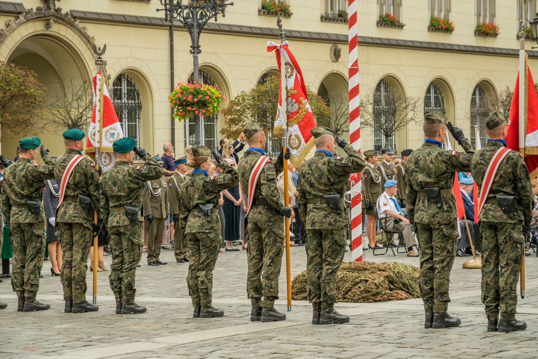 Mieszkańcy Rypina świętujący 3 Maja z flagami narodowymi podczas uroczystego przemarszu ulicami miasta.